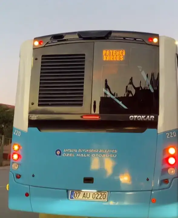 Antalya'da Otobüsten LED’li Uyarı Patenli Çocukları Şaşırttı 3